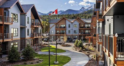 Pool and hot tub Stunning 2Bd haven in the Rockies