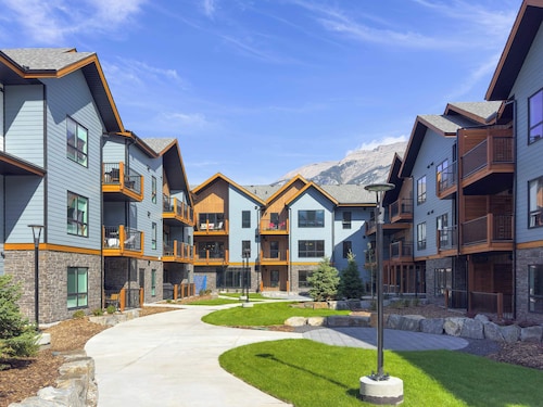 Pool and hot tub Stunning 2Bd haven in the Rockies