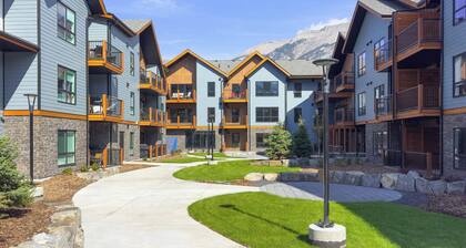 Pool and hot tub Stunning 2Bd haven in the Rockies