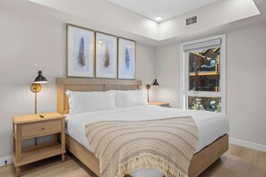 2 habitaciones, escritorio y tabla de planchar con plancha 