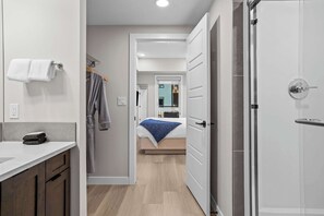 2 habitaciones, escritorio y tabla de planchar con plancha 