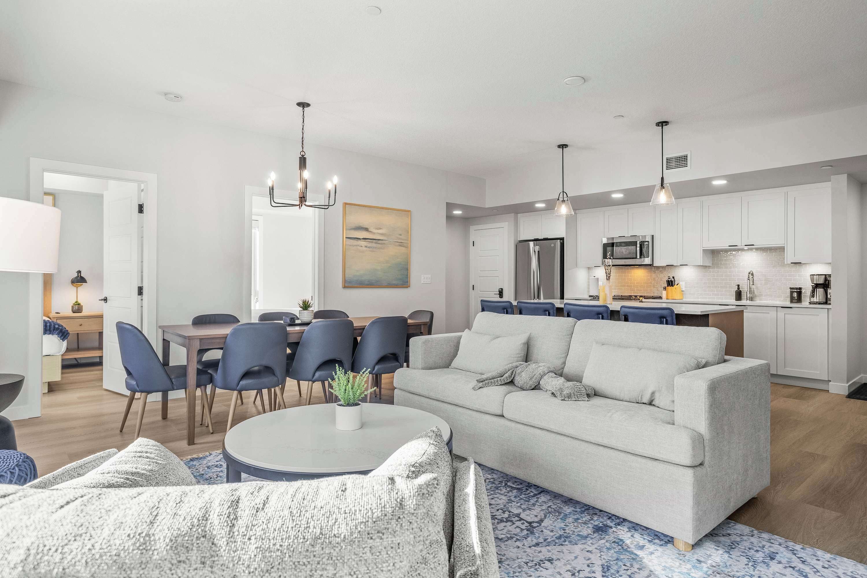 Een televisie en een open haard