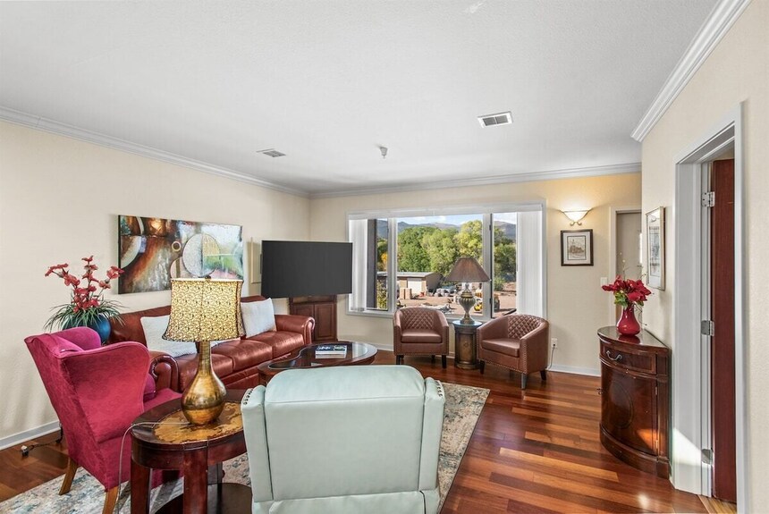 Pet-friendly Top-floor Downtown Carbondale Retreat With A/c, Views & Walkable Main Street - Carbondale, CO