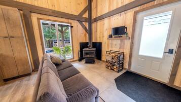 Televisio, takka, työhuone