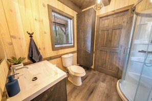 Shower, towels - Spa and Nature | Chalet des Pins Rouge (Sainte-Euphémie-sur-Rivière-Sud)