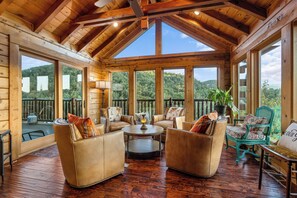 Televisión, chimenea, mesa de ping pong, oficina