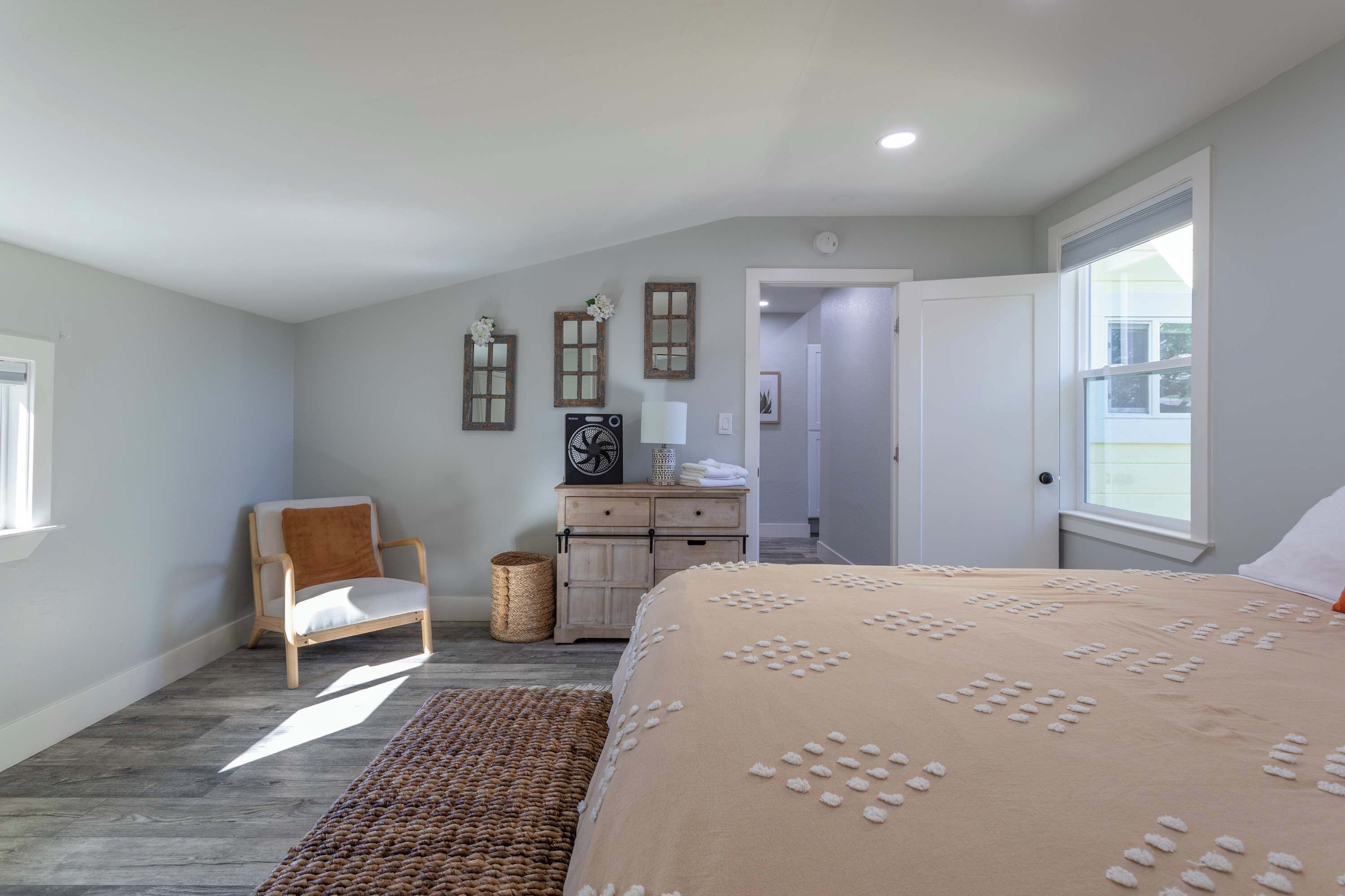 3 habitaciones, tabla de planchar con plancha, wifi y ropa de cama 