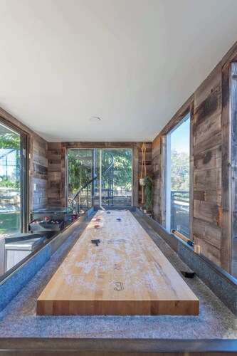 Relaxing Vineyard View, Rooftop Deck & Game Room