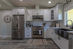 Refrigerador, microondas, horno y parrilla de estufa 