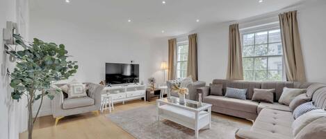 Een televisie en een kantoor