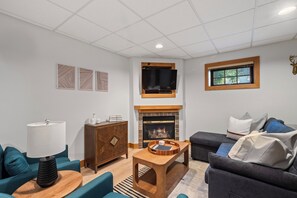 Smart TV, fireplace