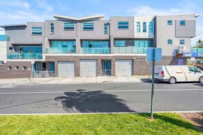 Exterior - Perfect Location! Cozy Townhouse McKinnon Station (McKinnon)