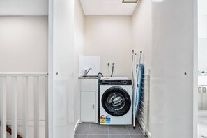 Interior - Perfect Location! Cozy Townhouse McKinnon Station (McKinnon)