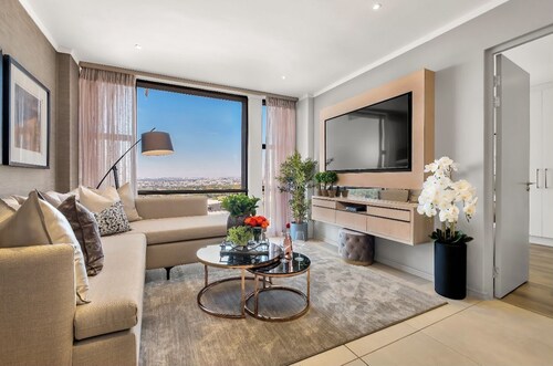 Modern 2-bedroom Executive apartment with WiFi, in Masingita Towers Sandton