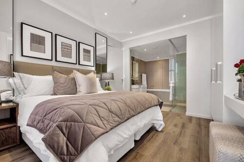 Modern 2-bedroom Executive apartment with WiFi, in Masingita Towers Sandton