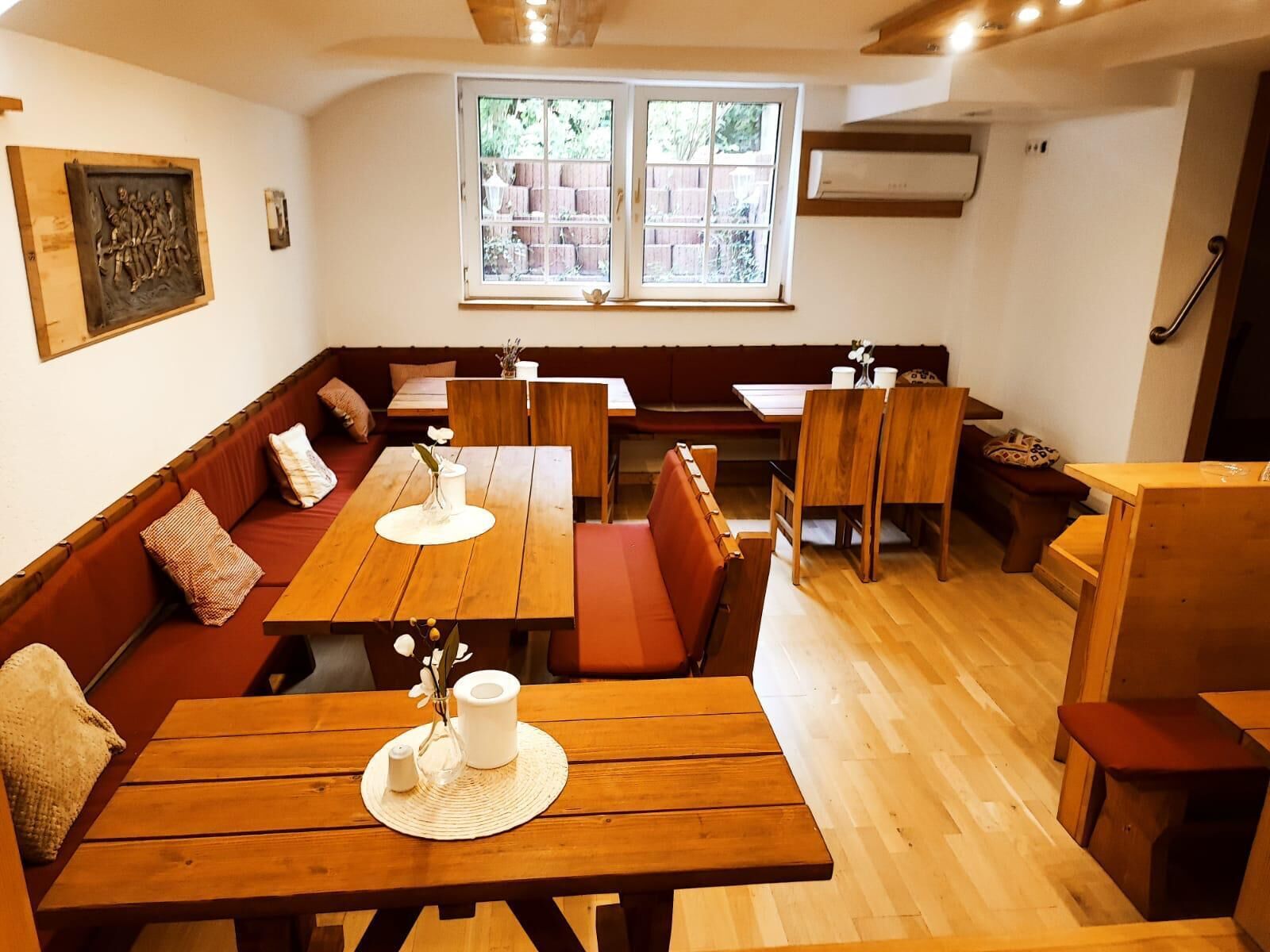 Full-sized fridge, microwave, oven, stovetop