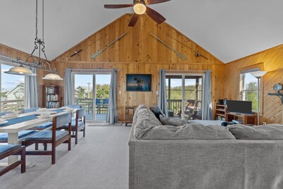 Hot Tub, Prime Location, Short Walk To The Beach, Water Views, Sun Deck