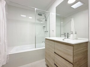 Shower, hair dryer, towels
