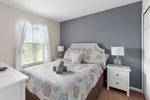 3 عدّة غرف نوم ومكواة/لوح كي وواي فاي وملاءات أسرّة