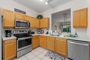 Fridge, microwave, oven, stovetop - Fun Resort, Lazy River & Arcade, 15 Min to Disney! (Davenport)
