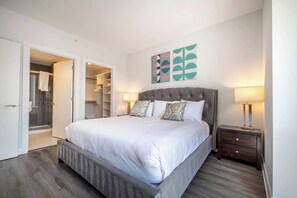 2 bedrooms, desk, iron/ironing board, WiFi - Luxury Apt Near Downtown (Stamford)