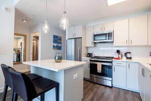 Kylskåp, mikrovågsugn, ugn och spishäll