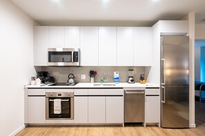 冷蔵庫、電子レンジ、オーブン、コンロ