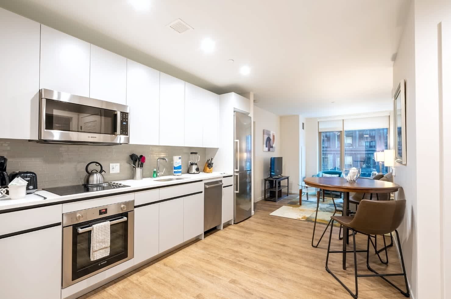 Kjøleskap, mikrobølgeovn, ovn og kokeplater