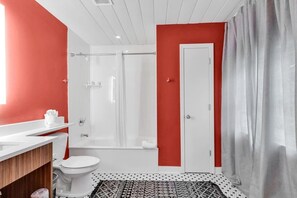 Shower, towels, shampoo - Cottage Beach House at Holiday Shores (Myrtle Beach)