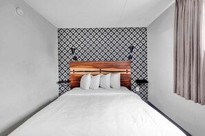 1 bedroom, desk, WiFi, bed sheets