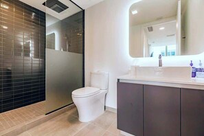 Douche, sèche-cheveux, serviettes fournies