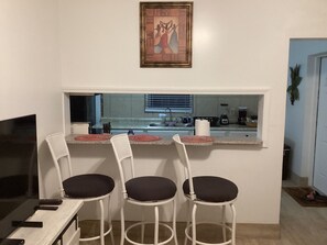 Fridge, microwave, oven, stovetop - Colwins #4 For Families/Couples/Singles Sleeps 4 (Grand Turk)