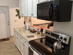 Fridge, microwave, oven, stovetop - Colwins #4 For Families/Couples/Singles Sleeps 4 (Grand Turk)