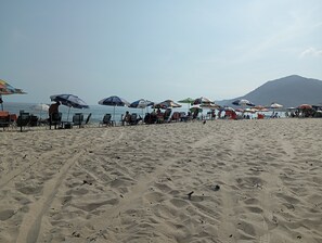 On the beach, white sand - Chili Maresias (São Sebastião)