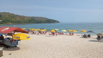 Di pantai dan pasir putih