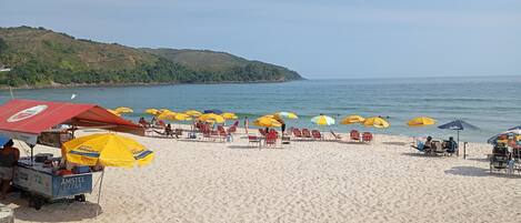 En la playa y playa de arena blanca