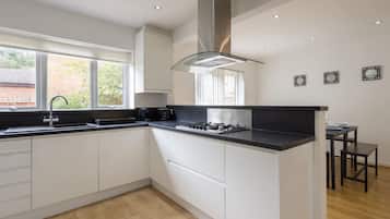 House | 4 bedrooms, desk