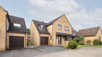 House | 4 bedrooms, desk