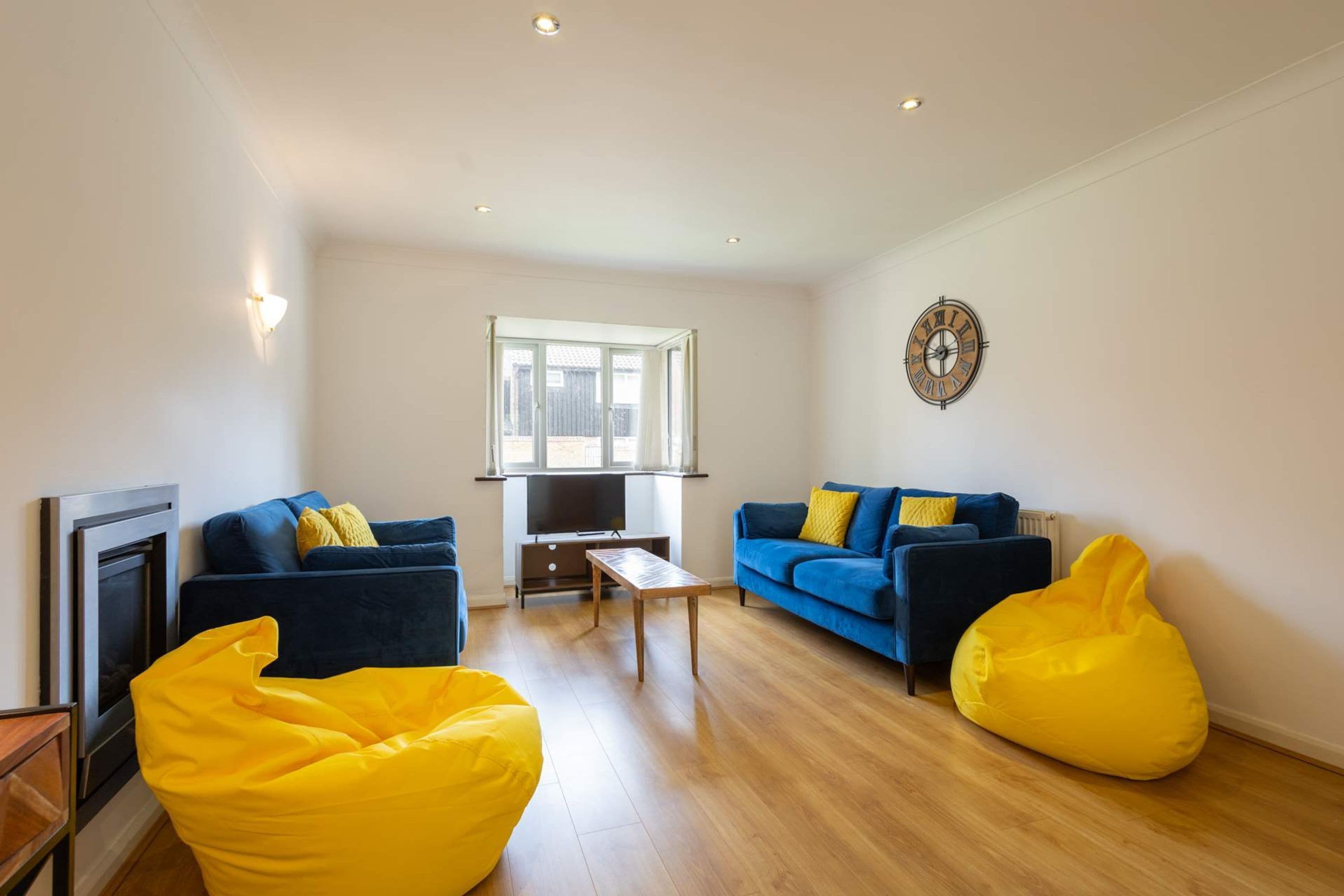 House | 4 bedrooms, desk