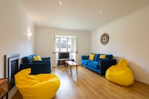 House | 4 bedrooms, desk - Host Stay Lingwood Park (Peterborough)