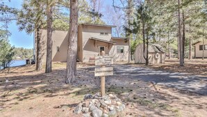 Een chalet met een bordje waarop 'Shoreview Sunset Cottage' staat.