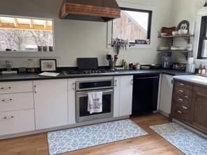 Køleskab, mikrobølgeovn, ovn, kogeplade