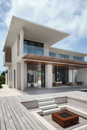 Terrace/patio - Villa Marahuyo Turks & Caicos – Modern Grace Bay Beachfront Villa with Lava Pool & Staff (Leeward Settlement)