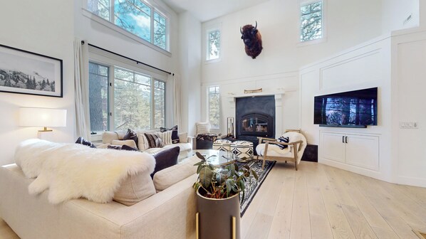 Smart-TV, Kamin, Videospiele, Arbeitsbereiche