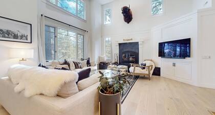 Stunning & Luxurious, 2 Primary Suites, On Golf Course. Hot Tub & Gas Grill
