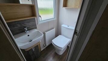 Ducha, secador de pelo, jabón y papel higiénico