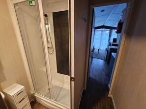 Dusche, Haartrockner, Seife, Toilettenpapier