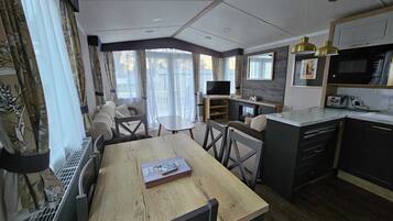 Fernseher, Kamin, DVD-Player