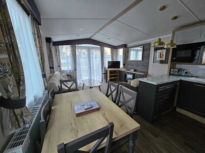 Freesia 3 Bedroom Modern Caravan Rockley Park, Poole Harbour, Dorset. Dogs free.