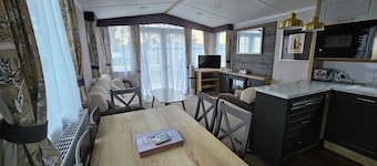 Freesia 3 Bedroom Modern Caravan Rockley Park, Poole Harbour, Dorset. Dogs free.